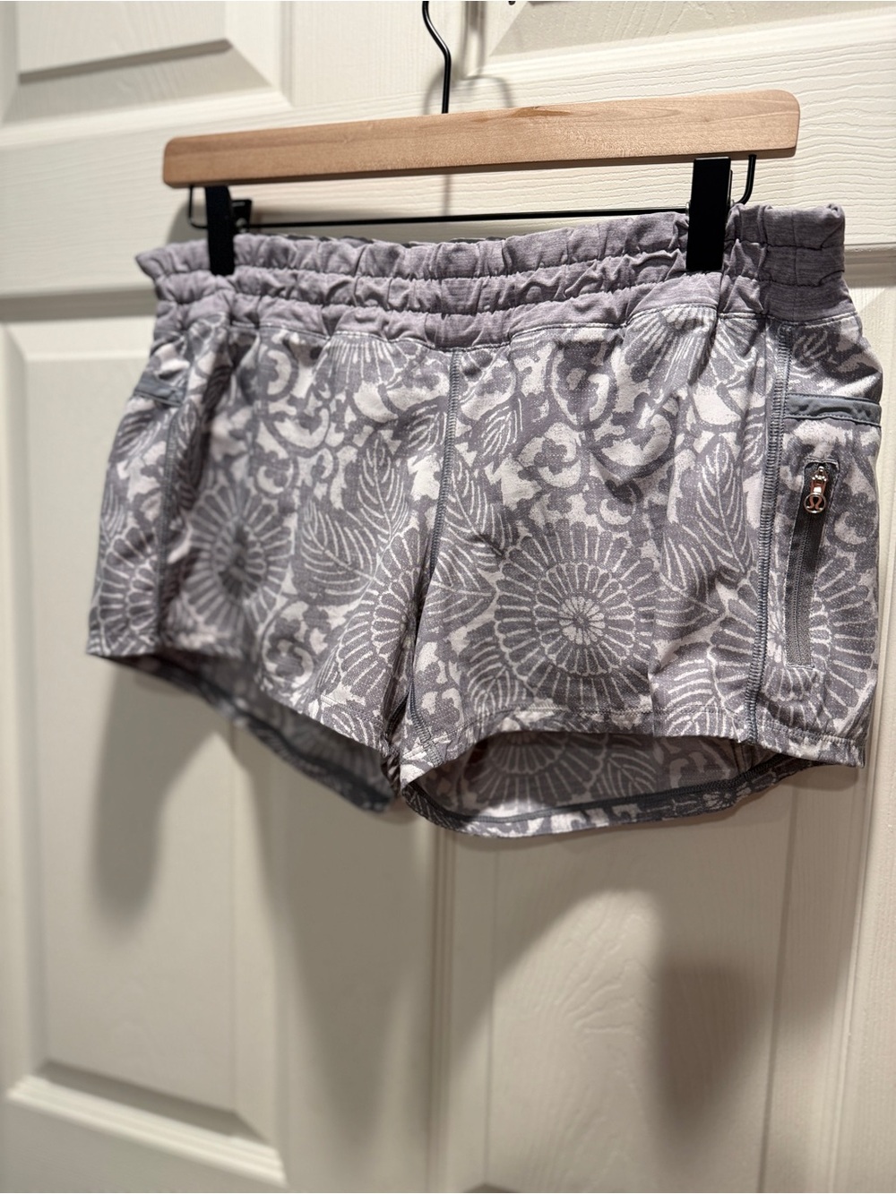 Lululemon Tracker Short II Gray Floral Print Lined Running Shorts Size 8 Pocket - Picture 3 of 9